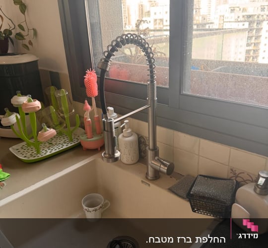 ברז מטבח עם קפיץ, כיור עם כוס וכף